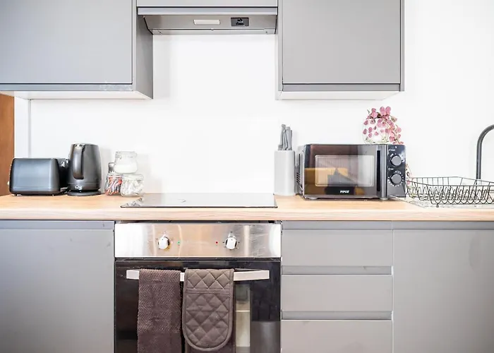 Fancy 2-Bedroom Apartment With 2 Bathrooms In Bradford Town Centre